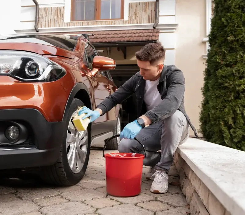 Lavage auto à domicile La Chapelle-Gonaguet : professionnel intervenant sur un véhicule